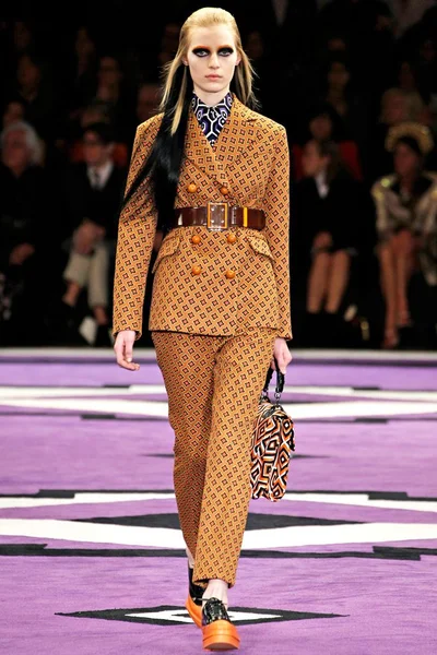 Look 10